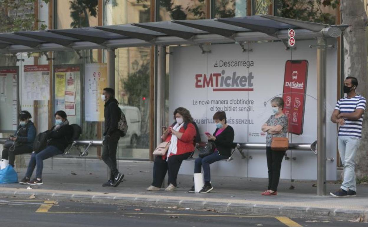 Pasajeros esperan uno de los días de la huelga de la EMT.