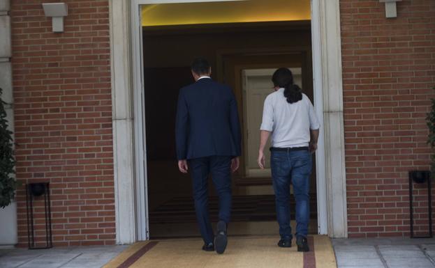 Sánchez e Iglesias entran en la Moncloa para una reunión antes de pactar el Gobierno de coalición.