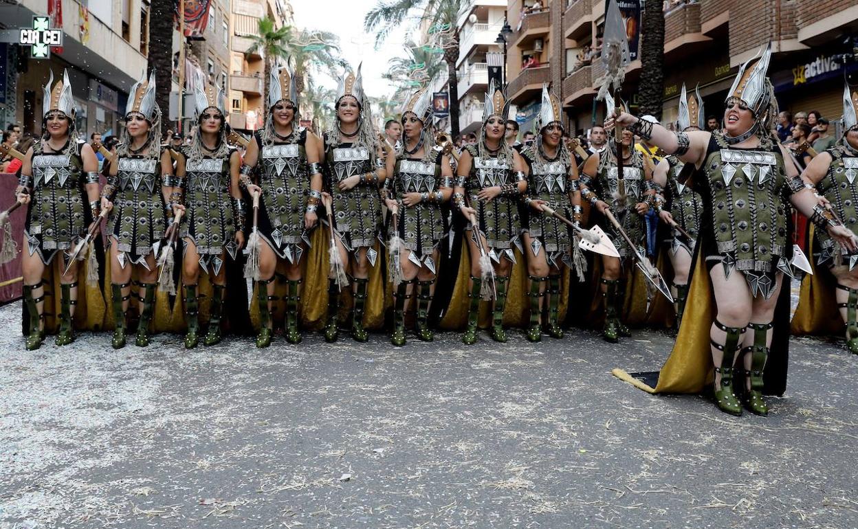 Una filà cristiana desfila esta tarde durante las fiestas de la localidad valenciana de Ontinyent. 