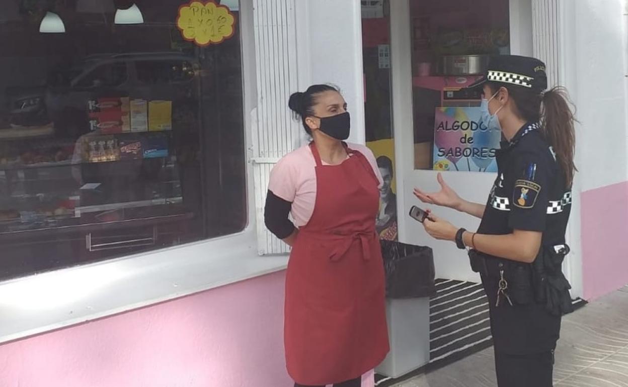 Una agente de policía visita uno de los establecimientos de la localidad. 