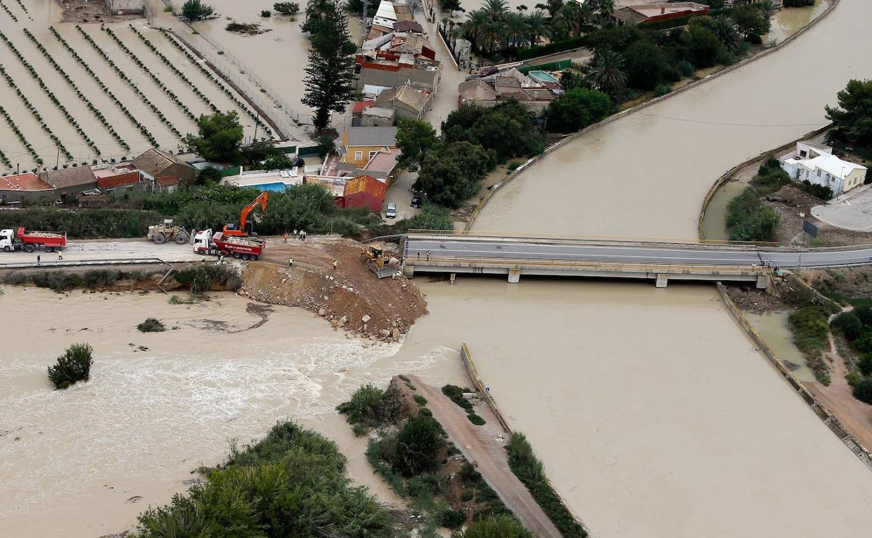 Imagen aérea de la ciudad de Almoradí con la rotura del dique del río Segura a causa de la gota fría de 2019. 