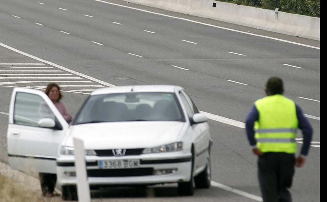 DGT | La DGT informa sobre cómo detenerse en la carretera en caso de accidente