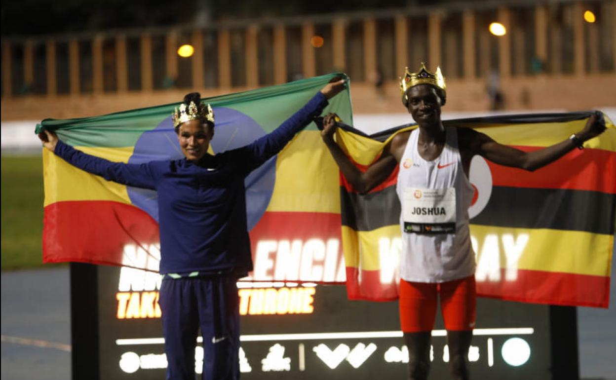 Gidey y Cheptegei tras batir las marcas mundiales en Valencia.