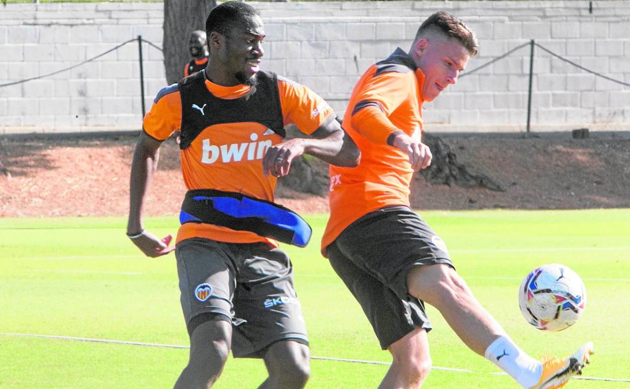 Kondogbia, junto a Gameiro, ayer durante el entrenamiento del Valencia en Paterna. 