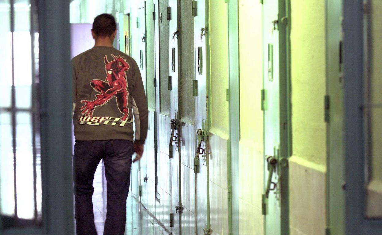 Un recluso camina por un pasillo junto a las celdas de la cárcel de Picassent. 