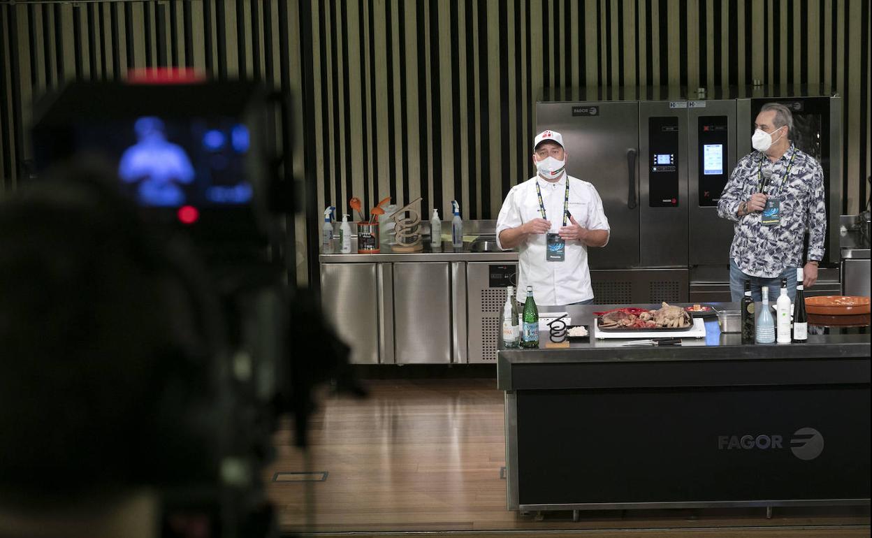 El chef tinerfeño Diego Schattenhofer, este jueves en la ponencia en la que presentó el 'huevo' milagroso.