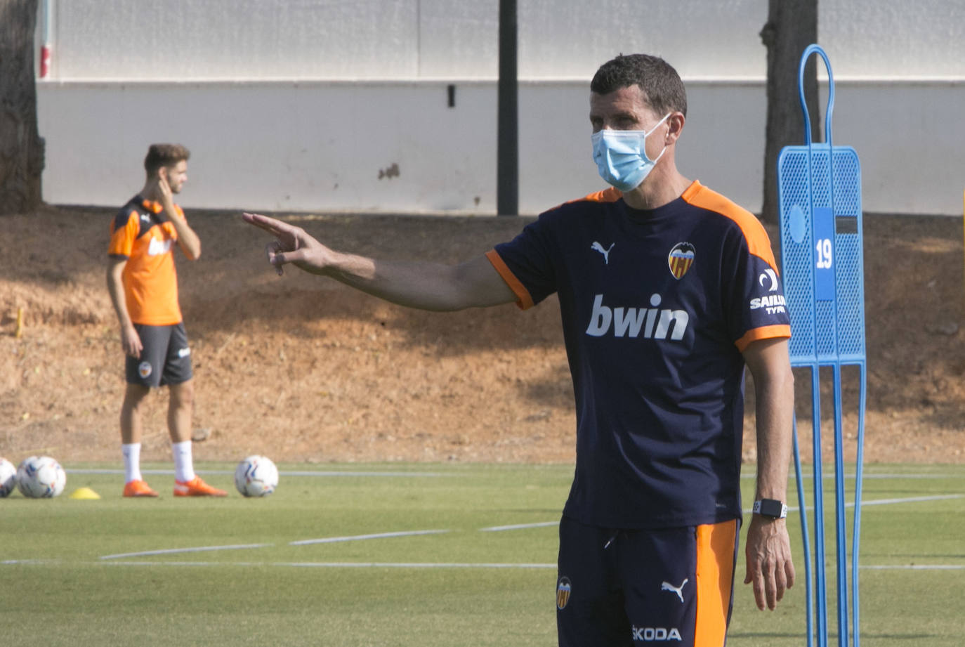 Javi Gracia se queda en el Valencia. Este jueves, Gracia ha dirigido el entrenamiento como tenía previsto y supervisándolo ha estado, después de mucho tiempo, Anil Murthy con quien ayer mantuvo una reunión que se extendió durante unas dos horas.