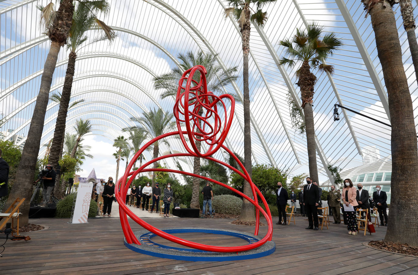 El homenaje, presidido en l'Umbracle por el presidente de la Generalitat, Ximo Puig, cuenta como eje central con la presentación de una escultura elaborada con tierra de las 33 comarcas de la Comunitat