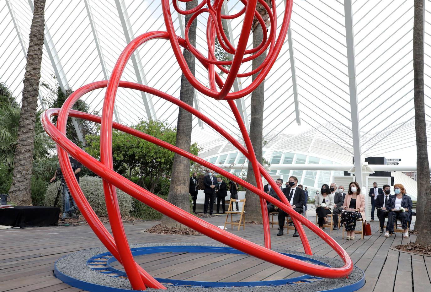 El homenaje, presidido en l'Umbracle por el presidente de la Generalitat, Ximo Puig, cuenta como eje central con la presentación de una escultura elaborada con tierra de las 33 comarcas de la Comunitat