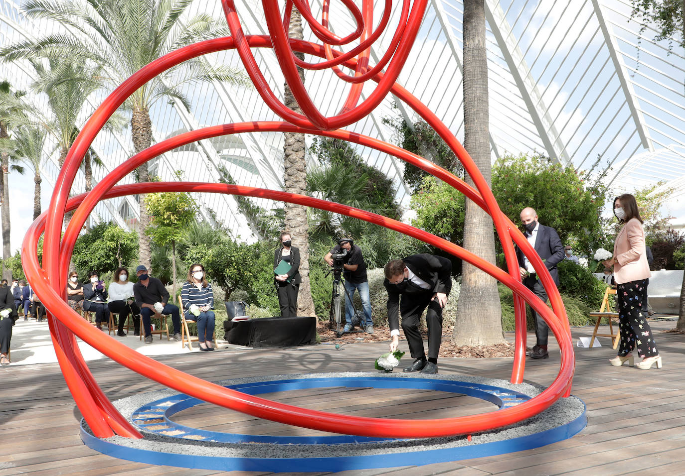 El homenaje, presidido en l'Umbracle por el presidente de la Generalitat, Ximo Puig, cuenta como eje central con la presentación de una escultura elaborada con tierra de las 33 comarcas de la Comunitat