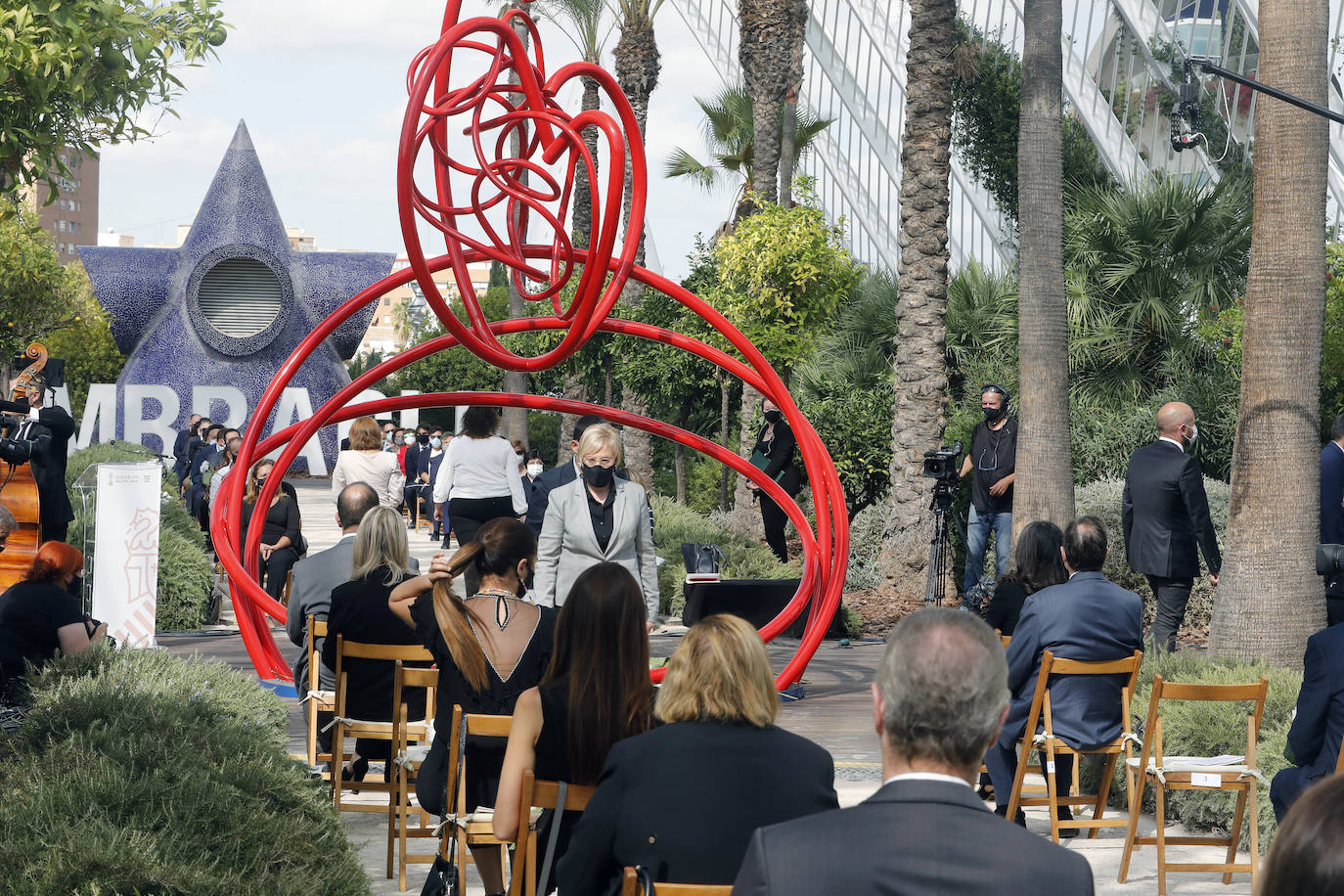 El homenaje, presidido en l'Umbracle por el presidente de la Generalitat, Ximo Puig, cuenta como eje central con la presentación de una escultura elaborada con tierra de las 33 comarcas de la Comunitat