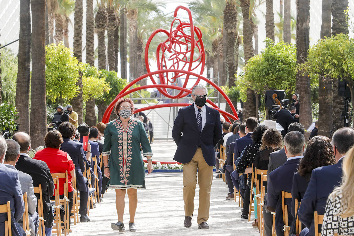 El homenaje, presidido en l'Umbracle por el presidente de la Generalitat, Ximo Puig, cuenta como eje central con la presentación de una escultura elaborada con tierra de las 33 comarcas de la Comunitat