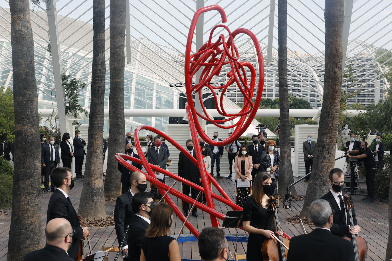 El homenaje, presidido en l'Umbracle por el presidente de la Generalitat, Ximo Puig, cuenta como eje central con la presentación de una escultura elaborada con tierra de las 33 comarcas de la Comunitat