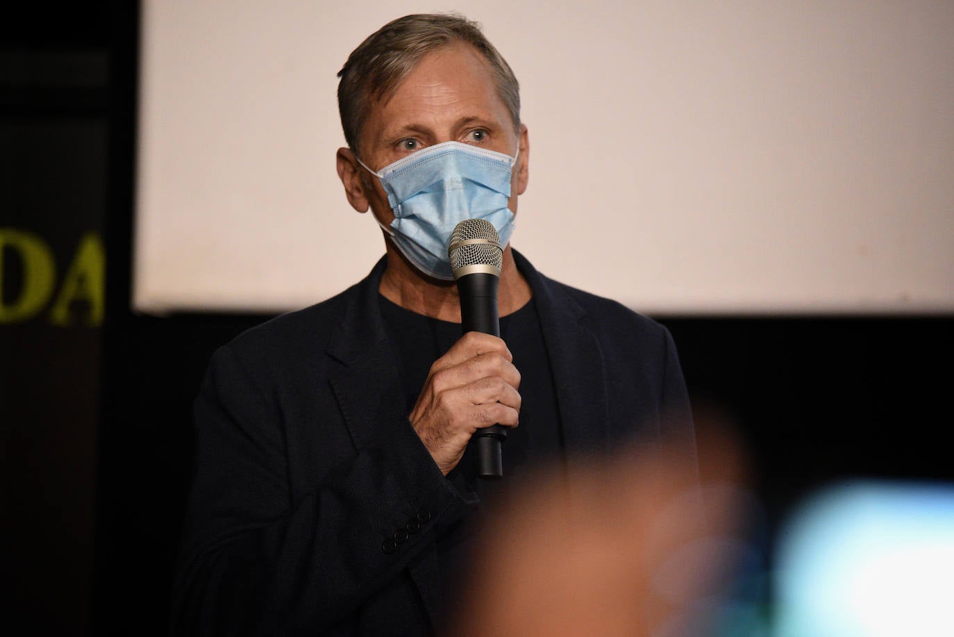 El público de los cines Lys ha recibido con aplausos a Viggo Mortensen, que presenta 'Falling' en Valencia. La película es el debut en la dirección del actor. Antes de presentarla, el intérprete ha estado atento con sus seguidores y se ha hecho algunas fotografías con los fans que le esperaban antes de la proyección de la película. También ha estado en los cines Babel.