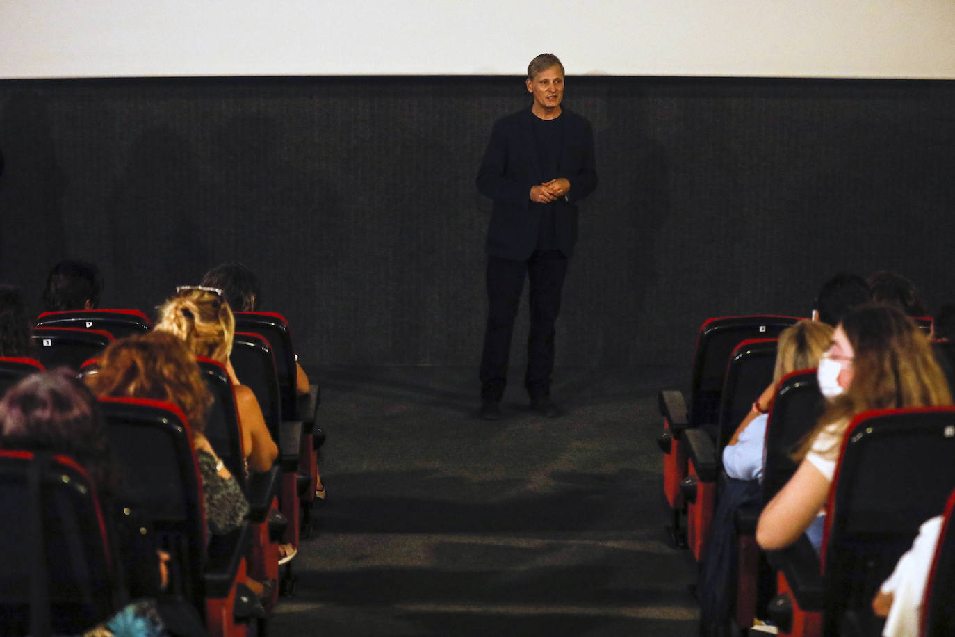 El público de los cines Lys ha recibido con aplausos a Viggo Mortensen, que presenta 'Falling' en Valencia. La película es el debut en la dirección del actor. Antes de presentarla, el intérprete ha estado atento con sus seguidores y se ha hecho algunas fotografías con los fans que le esperaban antes de la proyección de la película. También ha estado en los cines Babel.