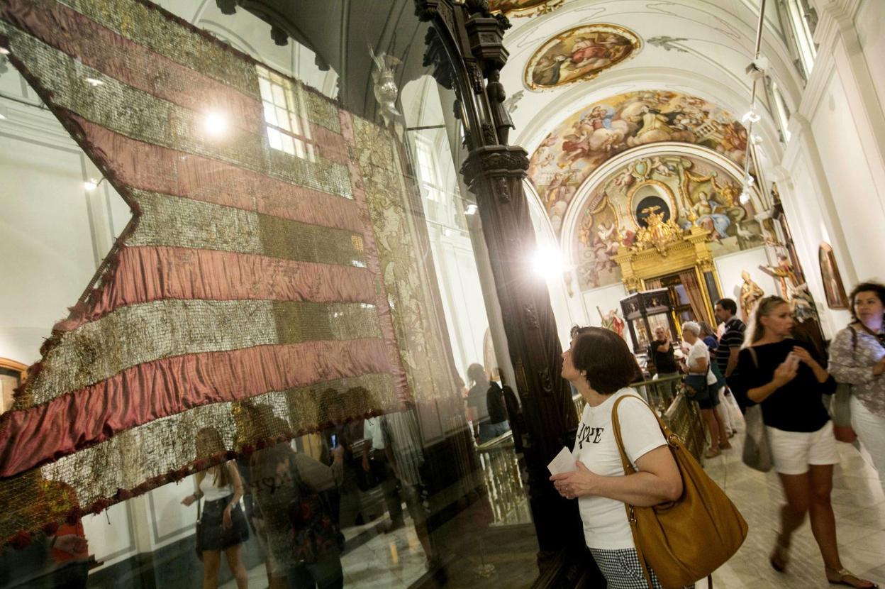  En su vitrina. Los ciudadanos contemplan con interés la Real Senyera, en el Archivo municipal, bien resguardada para protegerla. damián torres