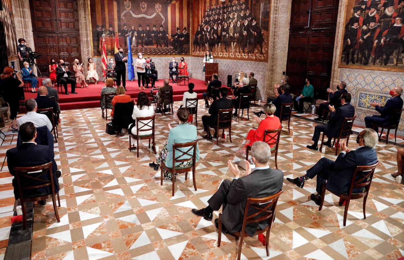 La Comunitat Valenciana celebra su día grande con muchas diferencias respecto a años anteriores: este 9 d'Octubre está marcado por la pandemia del coronavirus. A pesar de ellos, se han realizado los actos institucionales en el Palau de la Generalitat y el Ayuntamiento, el 'Te Deum' en la Catedral e incluso los músicos han puesto acordes al 9 d'Octubre desde las calles y los balcones. 