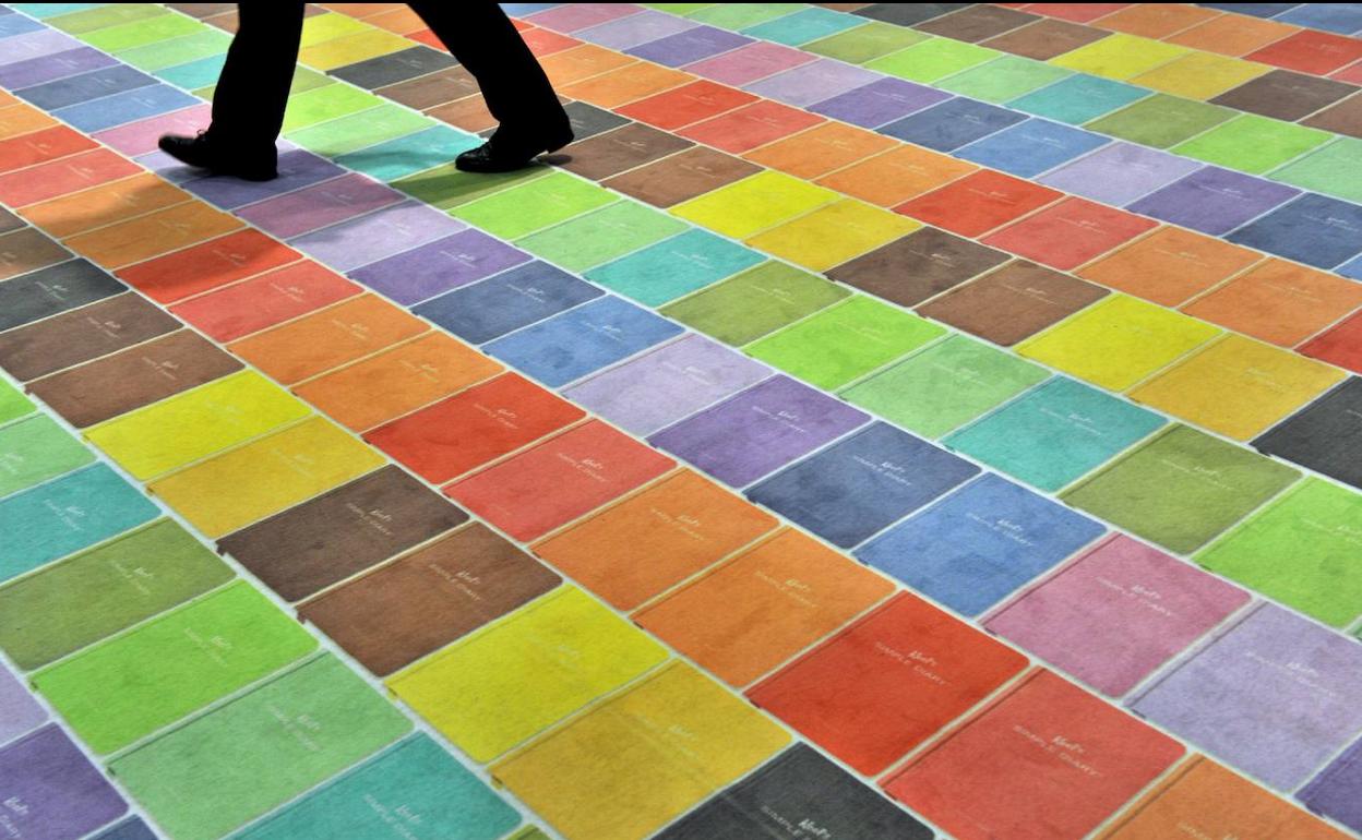 Alfombra estampada con portadas de libros en una pasada edición de la feria de Fráncfort. 