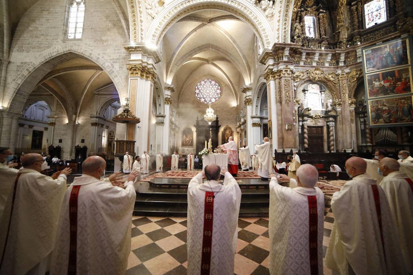 La Comunitat Valenciana celebra su día grande con muchas diferencias respecto a años anteriores: este 9 d'Octubre está marcado por la pandemia del coronavirus. A pesar de ellos, se han realizado los actos institucionales en el Palau de la Generalitat y el Ayuntamiento, el 'Te Deum' en la Catedral e incluso los músicos han puesto acordes al 9 d'Octubre desde las calles y los balcones. 