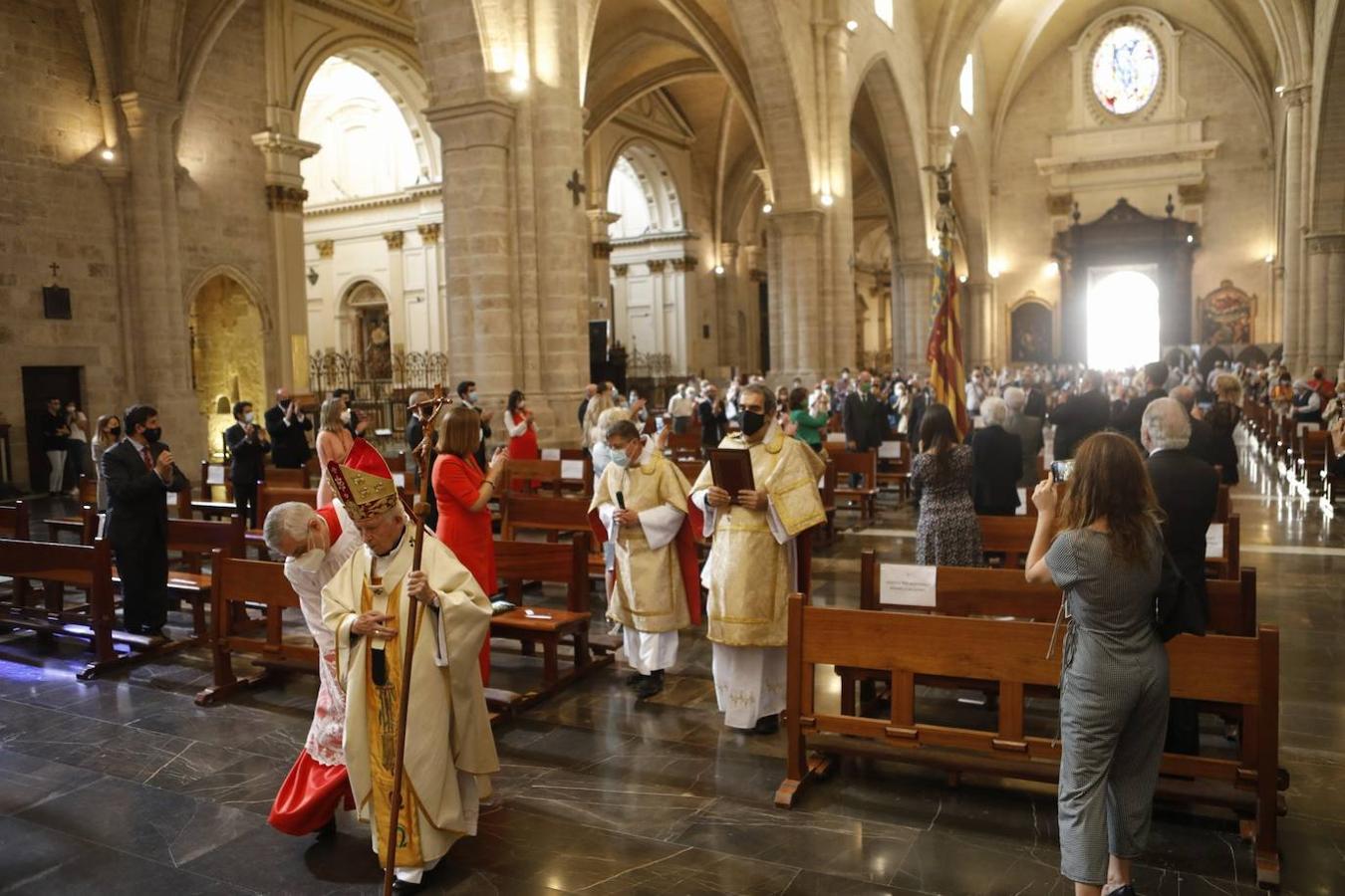 La Comunitat Valenciana celebra su día grande con muchas diferencias respecto a años anteriores: este 9 d'Octubre está marcado por la pandemia del coronavirus. A pesar de ellos, se han realizado los actos institucionales en el Palau de la Generalitat y el Ayuntamiento, el 'Te Deum' en la Catedral e incluso los músicos han puesto acordes al 9 d'Octubre desde las calles y los balcones. 