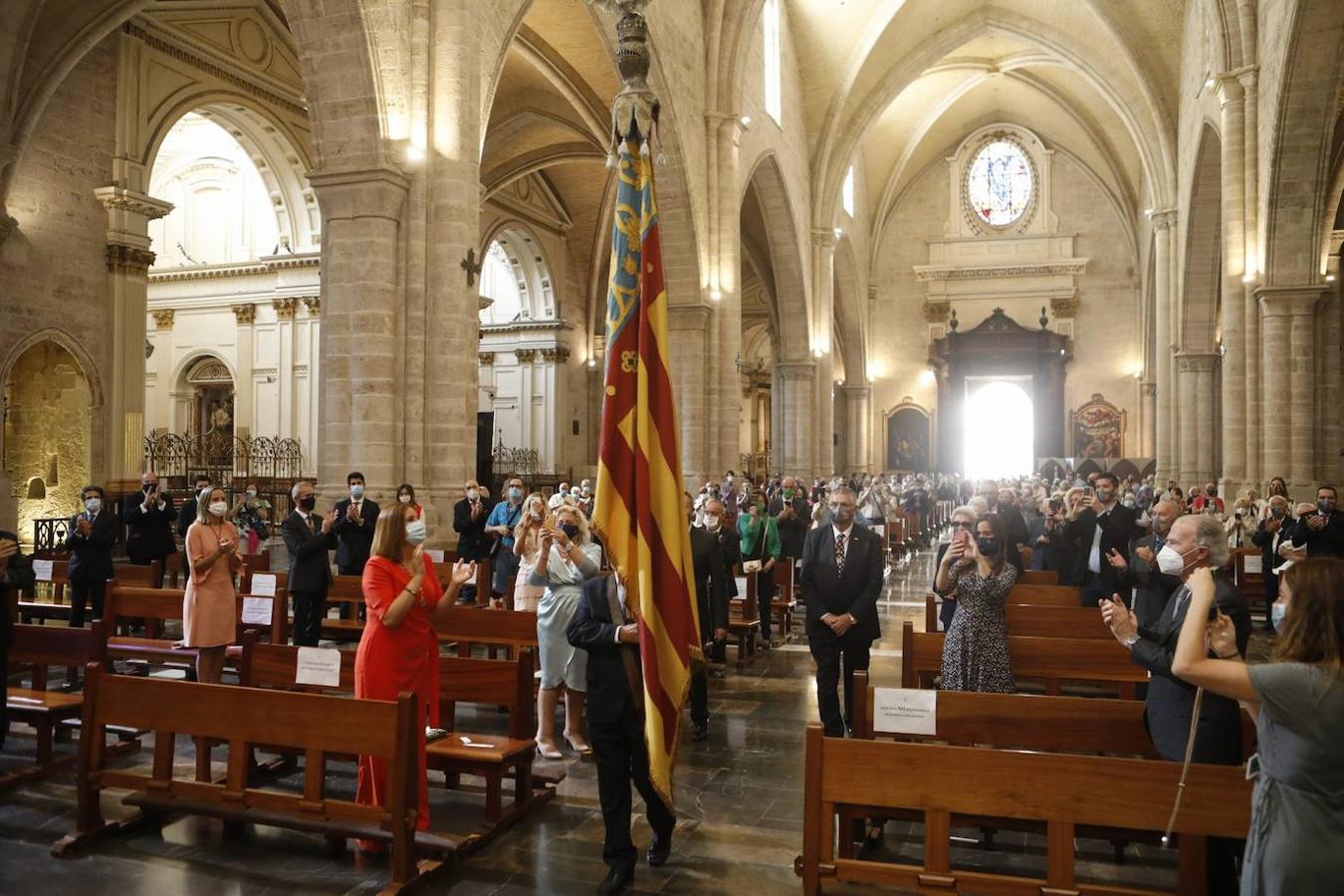 La Comunitat Valenciana celebra su día grande con muchas diferencias respecto a años anteriores: este 9 d'Octubre está marcado por la pandemia del coronavirus. A pesar de ellos, se han realizado los actos institucionales en el Palau de la Generalitat y el Ayuntamiento, el 'Te Deum' en la Catedral e incluso los músicos han puesto acordes al 9 d'Octubre desde las calles y los balcones. 