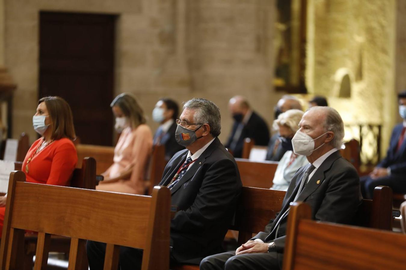 La Comunitat Valenciana celebra su día grande con muchas diferencias respecto a años anteriores: este 9 d'Octubre está marcado por la pandemia del coronavirus. A pesar de ellos, se han realizado los actos institucionales en el Palau de la Generalitat y el Ayuntamiento, el 'Te Deum' en la Catedral e incluso los músicos han puesto acordes al 9 d'Octubre desde las calles y los balcones. 