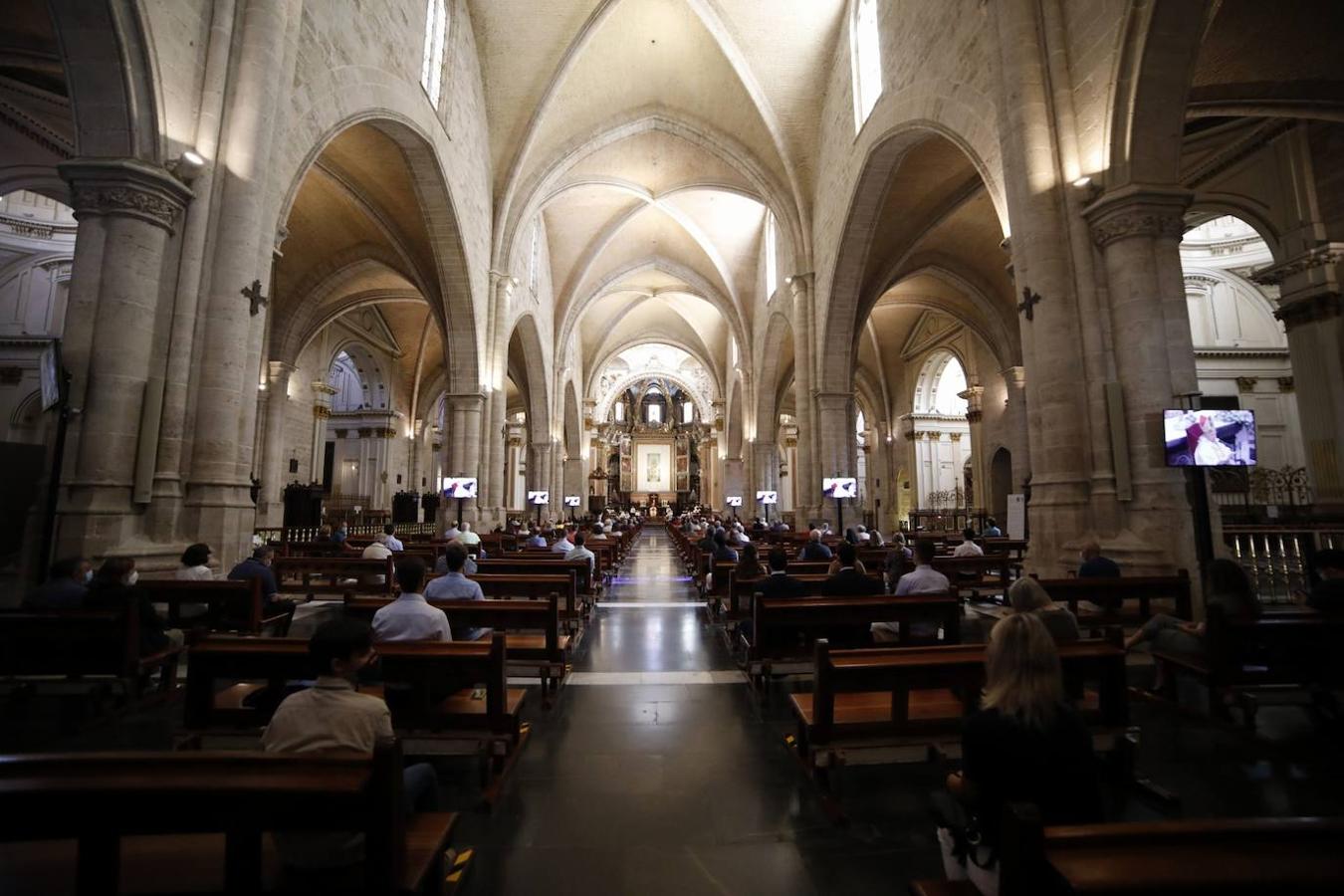 La celebración del 'Te Deum' apartada del programa oficial de actos del Ayuntamiento llena la Catedral de Valencia cumpliendo con las medidas sanitarias