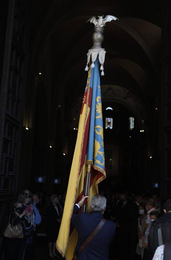 La Comunitat Valenciana celebra su día grande con muchas diferencias respecto a años anteriores: este 9 d'Octubre está marcado por la pandemia del coronavirus. A pesar de ellos, se han realizado los actos institucionales en el Palau de la Generalitat y el Ayuntamiento, el 'Te Deum' en la Catedral e incluso los músicos han puesto acordes al 9 d'Octubre desde las calles y los balcones. 