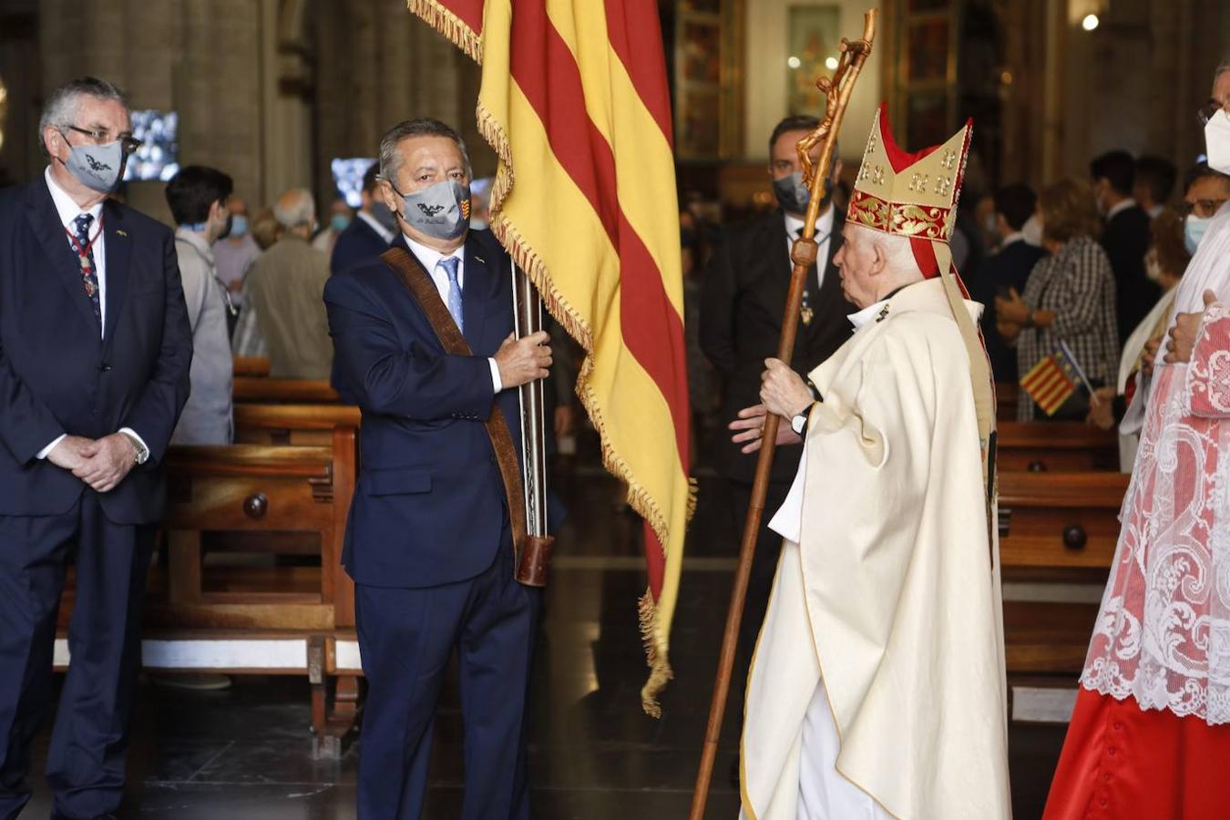 La Comunitat Valenciana celebra su día grande con muchas diferencias respecto a años anteriores: este 9 d'Octubre está marcado por la pandemia del coronavirus. A pesar de ellos, se han realizado los actos institucionales en el Palau de la Generalitat y el Ayuntamiento, el 'Te Deum' en la Catedral e incluso los músicos han puesto acordes al 9 d'Octubre desde las calles y los balcones. 