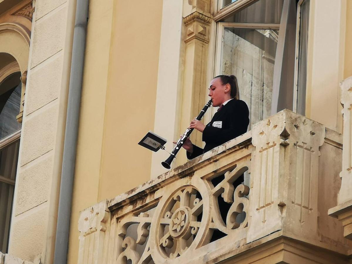 La Agrupación Musical Carrera de Fuente San Luis ha sido la encargada de poner los primeros acordes al 9 d'Octubre. Los músicos dirigidos por Didac Bosch han interpretado varias piezas a las puertas del acto institucional del Palau. La pandemia, eso sí, ha provocado que varios de los intérpretes hayan tocado sus instrumentos desde los balcones. Entre las composiciones que integran el repertorio, figuran 'El Tío Ramón', de Salvador Salvà; 'Pérez Barceló', de Bernabé Sanchis; ''Febrer', de Juan Calatayud; 'Ragón Falez', de Emilio Cebrián; 'Xàbia', de Salvador Salvà; y 'Valencia', de José Padilla. En una segunda parte, se escucharán también 'Fiesta en Benidorm' (Rafael Domenech) y 'Fet a posta' (Miguel Picó). 