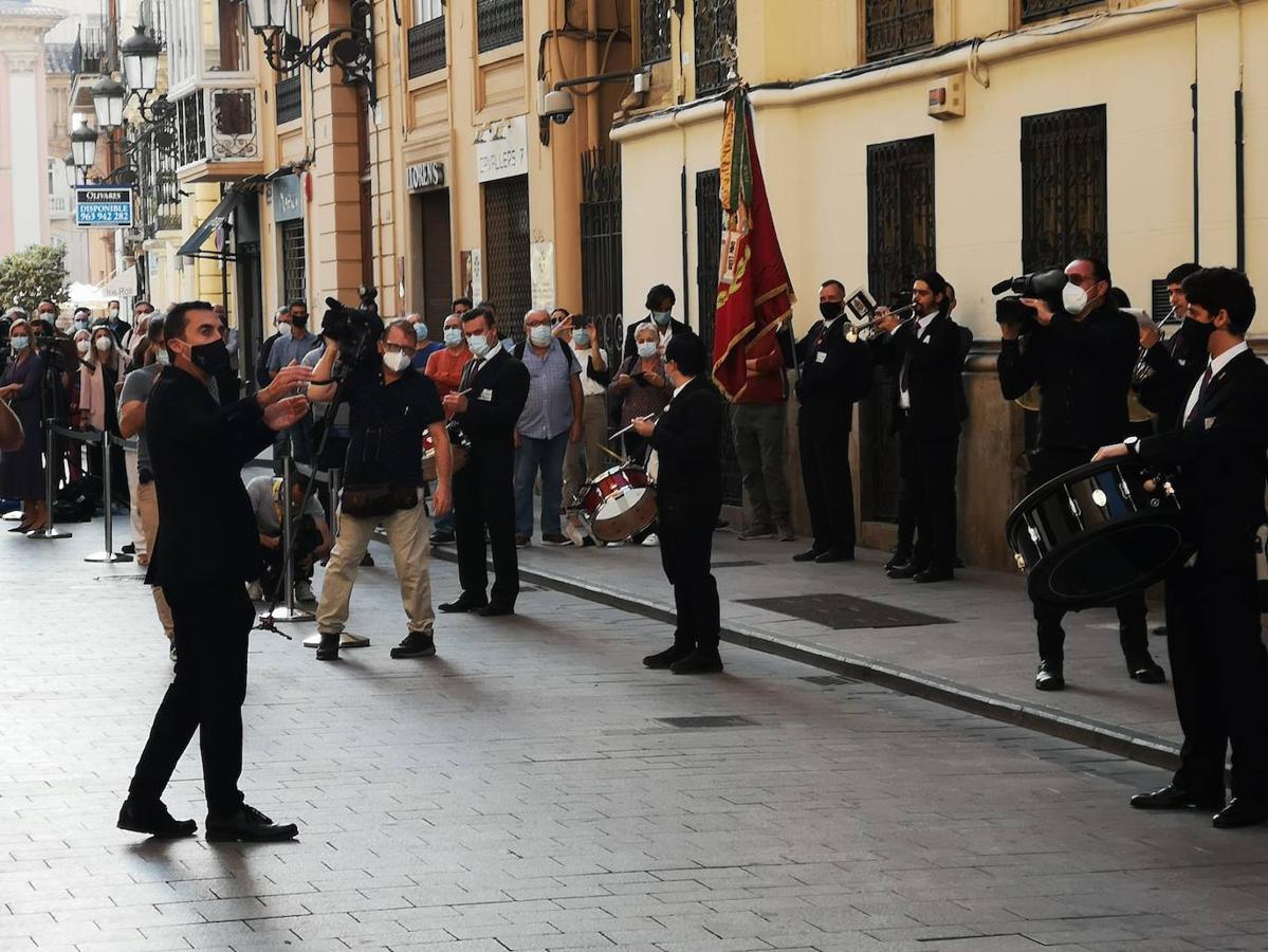 La Agrupación Musical Carrera de Fuente San Luis ha sido la encargada de poner los primeros acordes al 9 d'Octubre. Los músicos dirigidos por Didac Bosch han interpretado varias piezas a las puertas del acto institucional del Palau. La pandemia, eso sí, ha provocado que varios de los intérpretes hayan tocado sus instrumentos desde los balcones. Entre las composiciones que integran el repertorio, figuran 'El Tío Ramón', de Salvador Salvà; 'Pérez Barceló', de Bernabé Sanchis; ''Febrer', de Juan Calatayud; 'Ragón Falez', de Emilio Cebrián; 'Xàbia', de Salvador Salvà; y 'Valencia', de José Padilla. En una segunda parte, se escucharán también 'Fiesta en Benidorm' (Rafael Domenech) y 'Fet a posta' (Miguel Picó). 