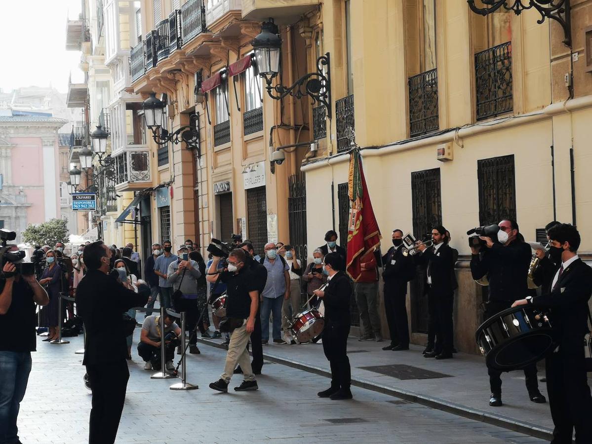 La Agrupación Musical Carrera de Fuente San Luis ha sido la encargada de poner los primeros acordes al 9 d'Octubre. Los músicos dirigidos por Didac Bosch han interpretado varias piezas a las puertas del acto institucional del Palau. La pandemia, eso sí, ha provocado que varios de los intérpretes hayan tocado sus instrumentos desde los balcones. Entre las composiciones que integran el repertorio, figuran 'El Tío Ramón', de Salvador Salvà; 'Pérez Barceló', de Bernabé Sanchis; ''Febrer', de Juan Calatayud; 'Ragón Falez', de Emilio Cebrián; 'Xàbia', de Salvador Salvà; y 'Valencia', de José Padilla. En una segunda parte, se escucharán también 'Fiesta en Benidorm' (Rafael Domenech) y 'Fet a posta' (Miguel Picó). 