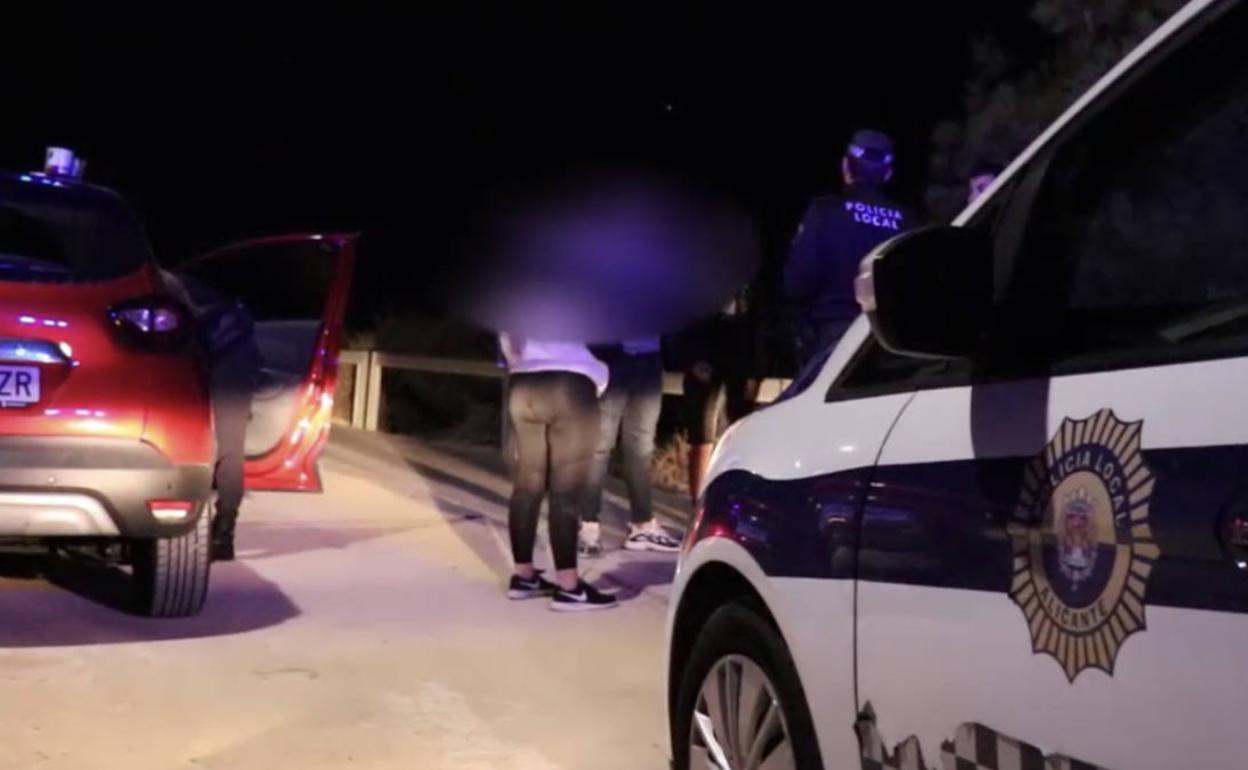 La Policía Local interviene en un botellón en Alicante. 