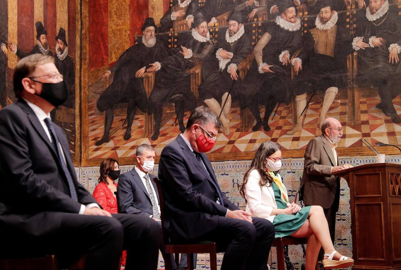 En un año marcado por la pandemia, la celebración del día grande de la Comunitat no podía tener otros protagonistas que los colectivos que han ayudado a luchar contra el coronavirus. El Palau de la Generalitat acoge el acto institucional de entrega de las Distinciones de la Generalitat con motivo del 9 d'Octubre