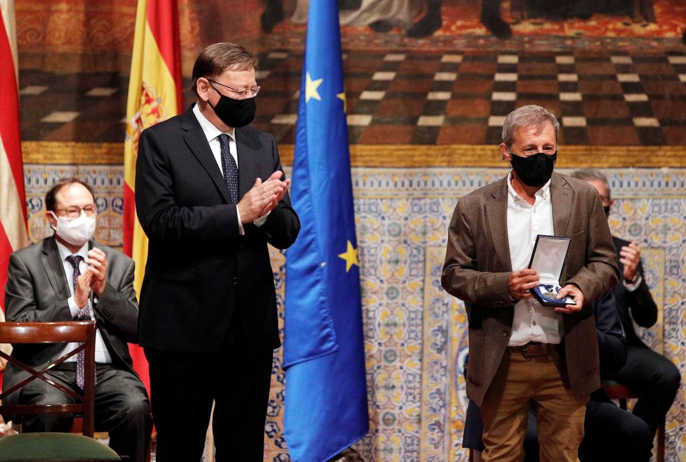 La Comunitat Valenciana celebra su día grande con muchas diferencias respecto a años anteriores: este 9 d'Octubre está marcado por la pandemia del coronavirus. A pesar de ellos, se han realizado los actos institucionales en el Palau de la Generalitat y el Ayuntamiento, el 'Te Deum' en la Catedral e incluso los músicos han puesto acordes al 9 d'Octubre desde las calles y los balcones. 