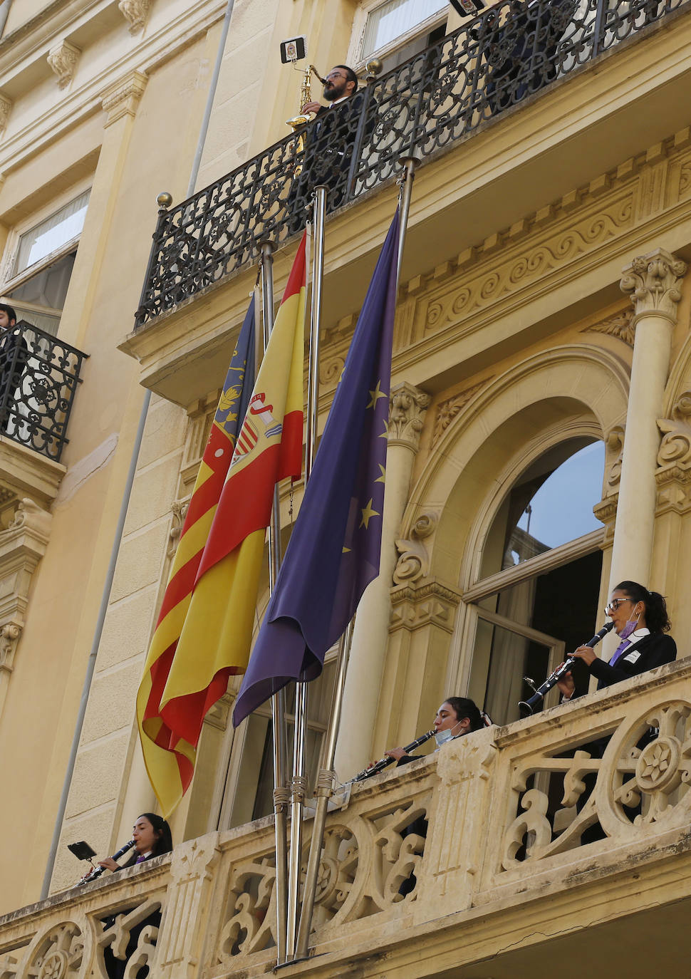 La Comunitat Valenciana celebra su día grande con muchas diferencias respecto a años anteriores: este 9 d'Octubre está marcado por la pandemia del coronavirus. A pesar de ello, se han realizado los actos institucionales en el Palau de la Generalitat y el Ayuntamiento, el 'Te Deum' en la Catedral e incluso los músicos han puesto acordes al 9 d'Octubre desde las calles y los balcones. 