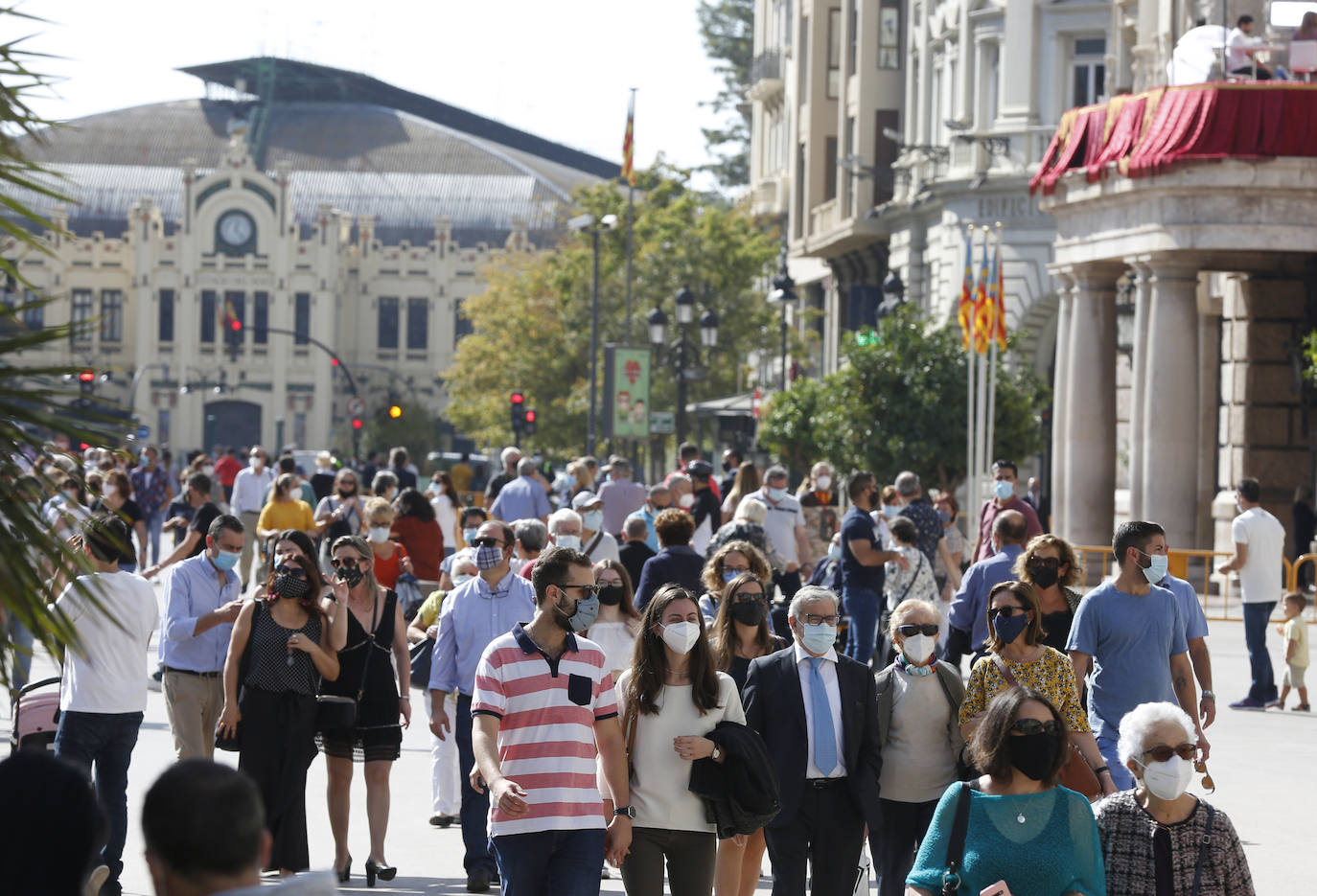 La Comunitat Valenciana celebra su día grande con muchas diferencias respecto a años anteriores: este 9 d'Octubre está marcado por la pandemia del coronavirus. A pesar de ello, se han realizado los actos institucionales en el Palau de la Generalitat y el Ayuntamiento, el 'Te Deum' en la Catedral e incluso los músicos han puesto acordes al 9 d'Octubre desde las calles y los balcones. 