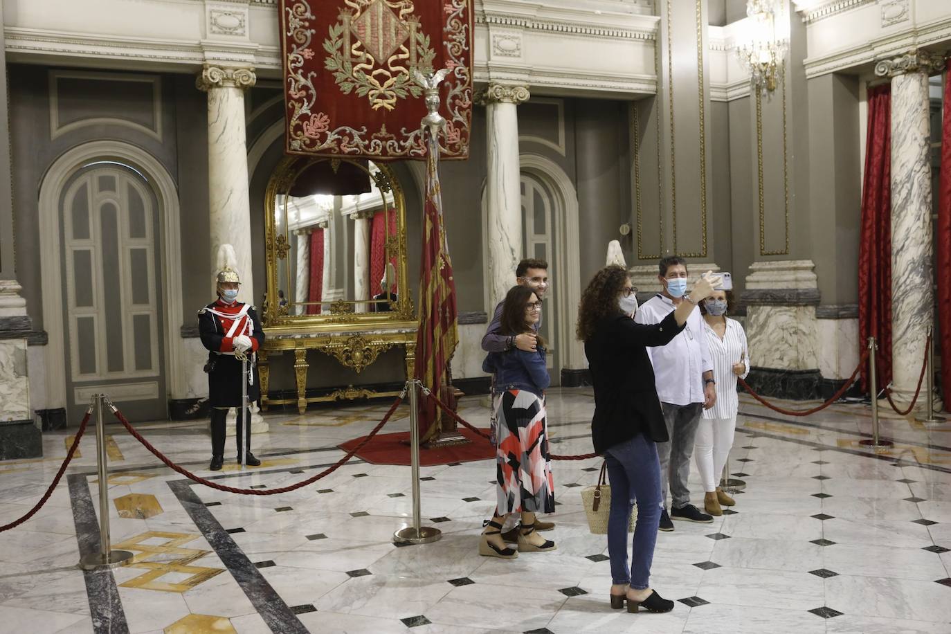 La Comunitat Valenciana celebra su día grande con muchas diferencias respecto a años anteriores: este 9 d'Octubre está marcado por la pandemia del coronavirus. A pesar de ello, se han realizado los actos institucionales en el Palau de la Generalitat y el Ayuntamiento, el 'Te Deum' en la Catedral e incluso los músicos han puesto acordes al 9 d'Octubre desde las calles y los balcones. 