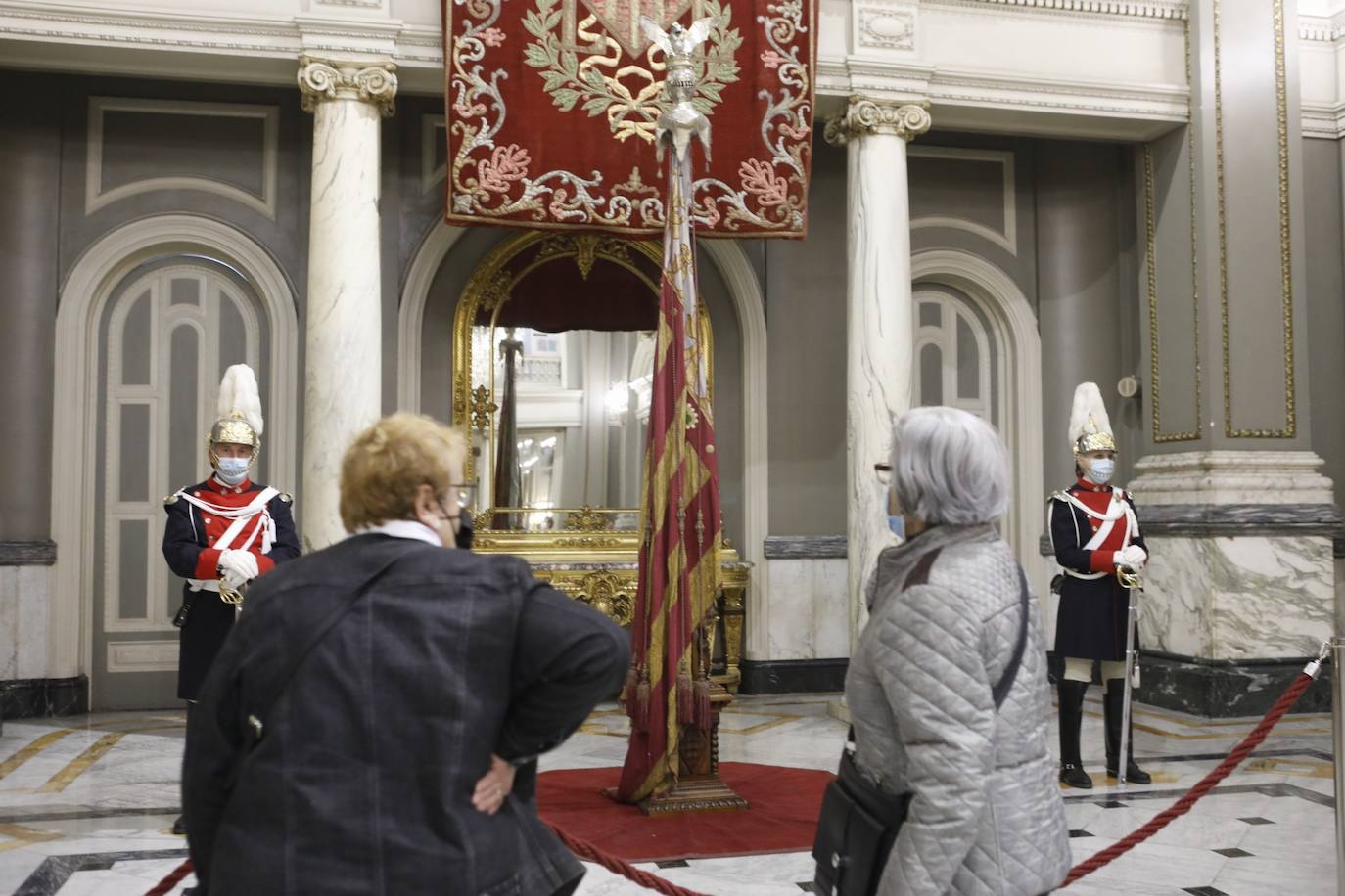 La Comunitat Valenciana celebra su día grande con muchas diferencias respecto a años anteriores: este 9 d'Octubre está marcado por la pandemia del coronavirus. A pesar de ello, se han realizado los actos institucionales en el Palau de la Generalitat y el Ayuntamiento, el 'Te Deum' en la Catedral e incluso los músicos han puesto acordes al 9 d'Octubre desde las calles y los balcones. 