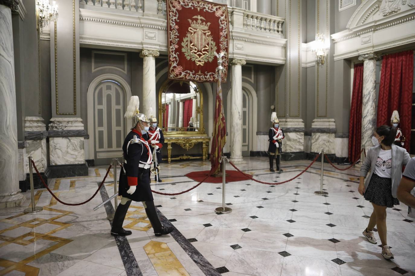 La Comunitat Valenciana celebra su día grande con muchas diferencias respecto a años anteriores: este 9 d'Octubre está marcado por la pandemia del coronavirus. A pesar de ello, se han realizado los actos institucionales en el Palau de la Generalitat y el Ayuntamiento, el 'Te Deum' en la Catedral e incluso los músicos han puesto acordes al 9 d'Octubre desde las calles y los balcones. 