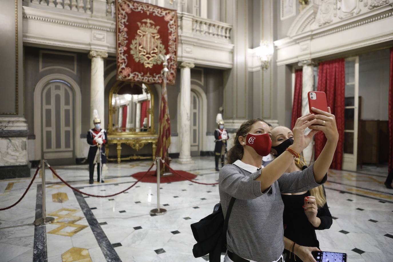 La Comunitat Valenciana celebra su día grande con muchas diferencias respecto a años anteriores: este 9 d'Octubre está marcado por la pandemia del coronavirus. A pesar de ello, se han realizado los actos institucionales en el Palau de la Generalitat y el Ayuntamiento, el 'Te Deum' en la Catedral e incluso los músicos han puesto acordes al 9 d'Octubre desde las calles y los balcones. 