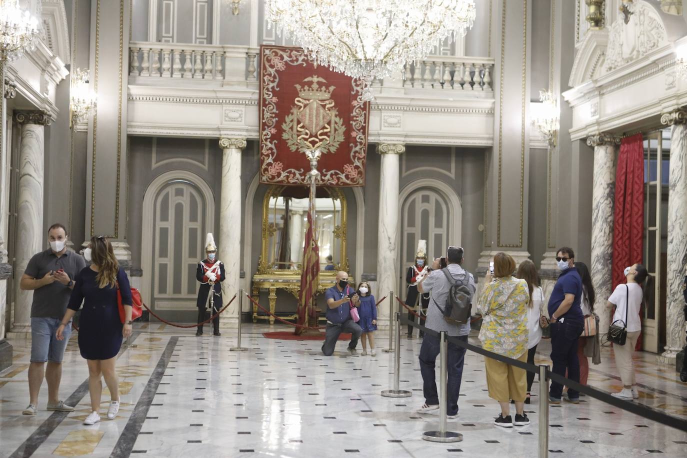 La Comunitat Valenciana celebra su día grande con muchas diferencias respecto a años anteriores: este 9 d'Octubre está marcado por la pandemia del coronavirus. A pesar de ello, se han realizado los actos institucionales en el Palau de la Generalitat y el Ayuntamiento, el 'Te Deum' en la Catedral e incluso los músicos han puesto acordes al 9 d'Octubre desde las calles y los balcones. 