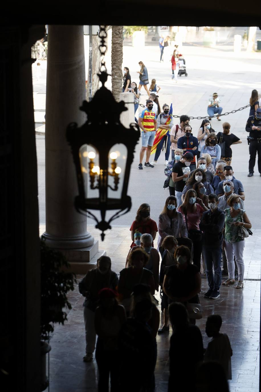 La Comunitat Valenciana celebra su día grande con muchas diferencias respecto a años anteriores: este 9 d'Octubre está marcado por la pandemia del coronavirus. A pesar de ello, se han realizado los actos institucionales en el Palau de la Generalitat y el Ayuntamiento, el 'Te Deum' en la Catedral e incluso los músicos han puesto acordes al 9 d'Octubre desde las calles y los balcones. 