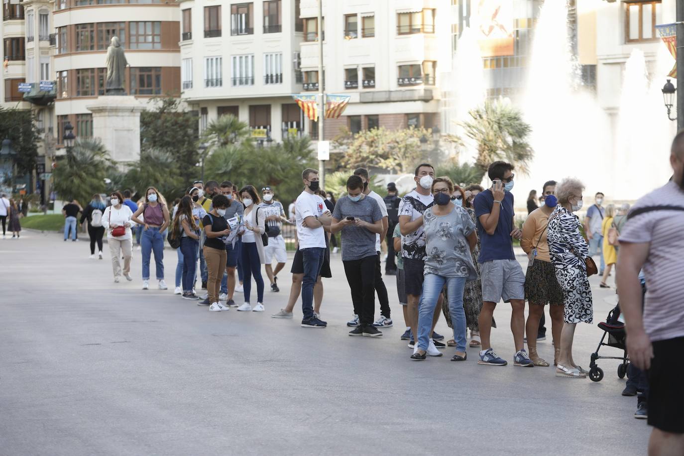 La Comunitat Valenciana celebra su día grande con muchas diferencias respecto a años anteriores: este 9 d'Octubre está marcado por la pandemia del coronavirus. A pesar de ello, se han realizado los actos institucionales en el Palau de la Generalitat y el Ayuntamiento, el 'Te Deum' en la Catedral e incluso los músicos han puesto acordes al 9 d'Octubre desde las calles y los balcones. 