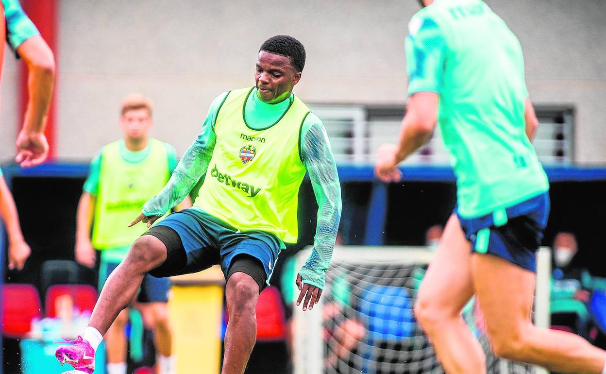 Mickaël Malsa controla un balón durante un entrenamiento en la ciudad deportiva de Buñol.