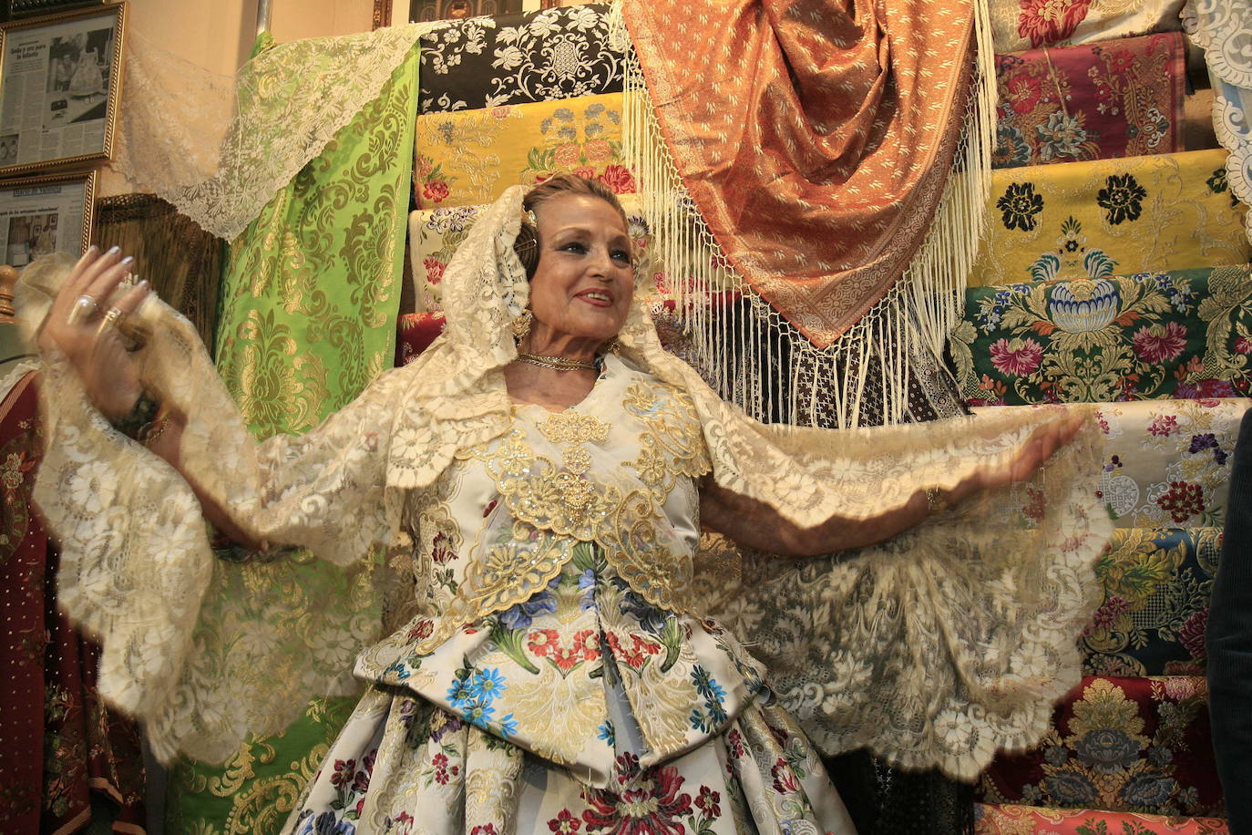 La actriz y cantante andaluza ha disfrutado de las fiestas valencianas en dos ocasiones, como fallera mayor de la Falla Plaza del Ángel en 1958 y en 2008 como fallera de honor de Na Jordana