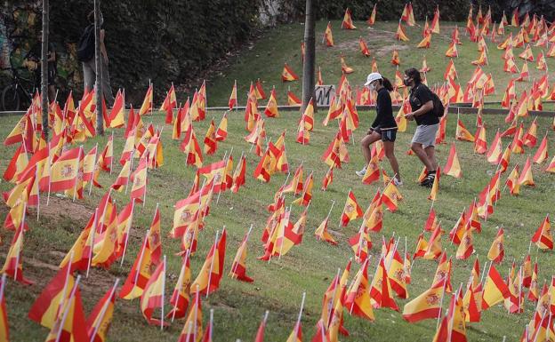 Imagen principal - Banderas de España en la orilla del Guadalquivir.