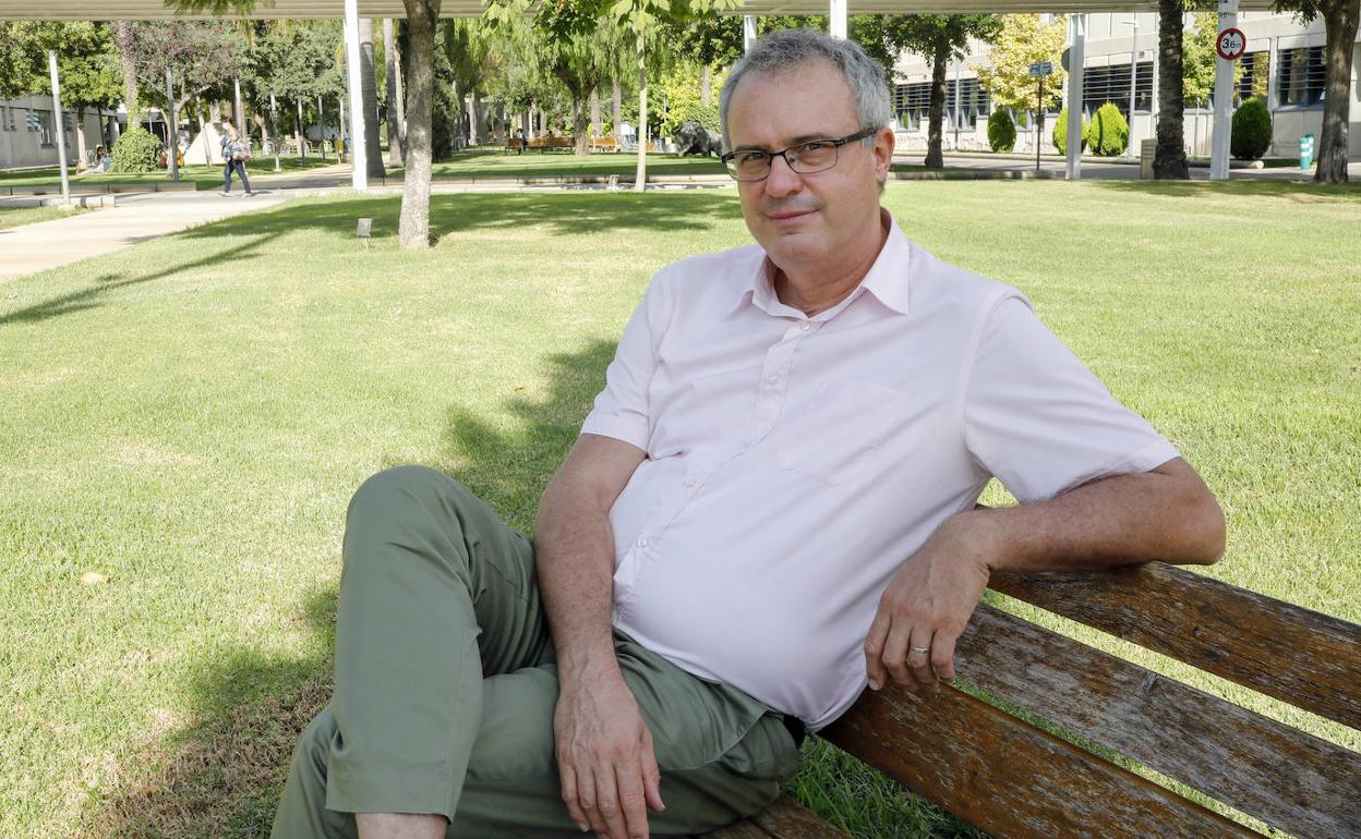 Eduardo Rojas en el campus de la UPV. 