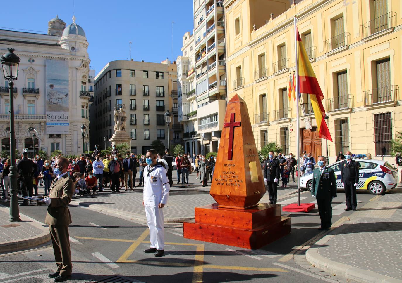 El Cuartel General Terrestre de Alta Disponibilidad y de Despliegue Rápido de la OTAN ha celebrado este lunes el Día de la Fiesta Nacional en su sede del Acuartelamiento Santo Domingo, antigua Capitanía General de Valencia. Este año, debido a la pandemia de coronavirus, el acto ha transcurrido con restricciones de acceso y entre medidas de seguridad. 