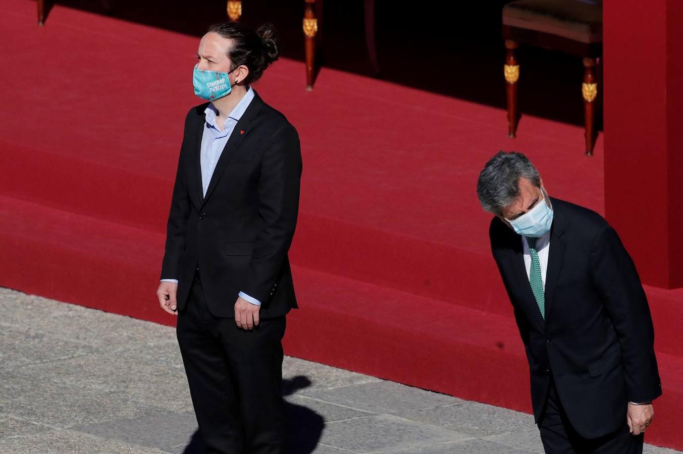 El acto del Día de la Fiesta Nacional, presidido por los reyes, se celebra en la plaza de la Armería del Palacio Real de Madrid. Felipe VI, la reina Letizia, la princesa Leonor y la infanta Sofía han sido recibidos por el presidente del Gobierno, Pedro Sánchez. En la plaza se encontraban todos los integrantes del Ejecutivo, salvo la titular de Exteriores, Arancha González Laya, incluido el vicepresidente segundo, Pablo Iglesias (que nunca había acudido a esta celebración) y el resto de ministros de Podemos. No ha faltado el presidente de la Comunitat, Ximo Puig, ni la de la Comunidad de Madrid, Isabel Díaz Ayuso